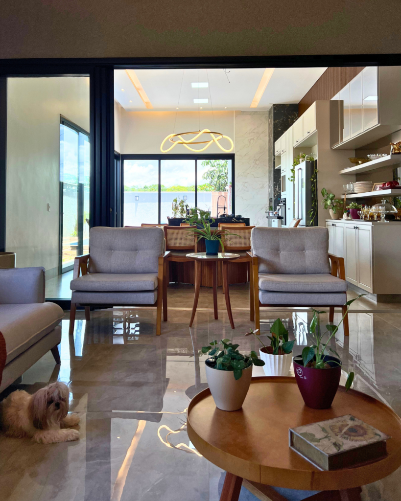 Sala de casa no condomínio copacabana, com várias esquadrias de alumínio feitas pela Alumiter, como portas, janelas e divisórias.