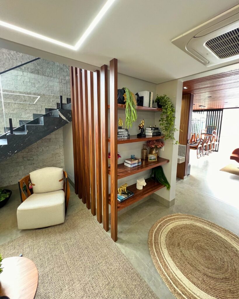 Esquadrias como guarda corpo torre com corrimão e divisória e mais em casa no jardins madri em Goiânia, feitas pela Alumiter.
