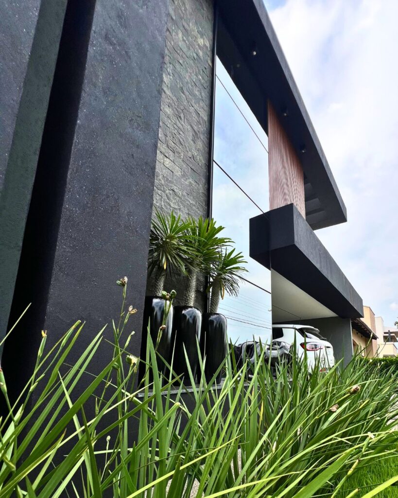 Fachada de vidro em sobrado no jardins madri em Goiânia, feitas pela Alumiter.