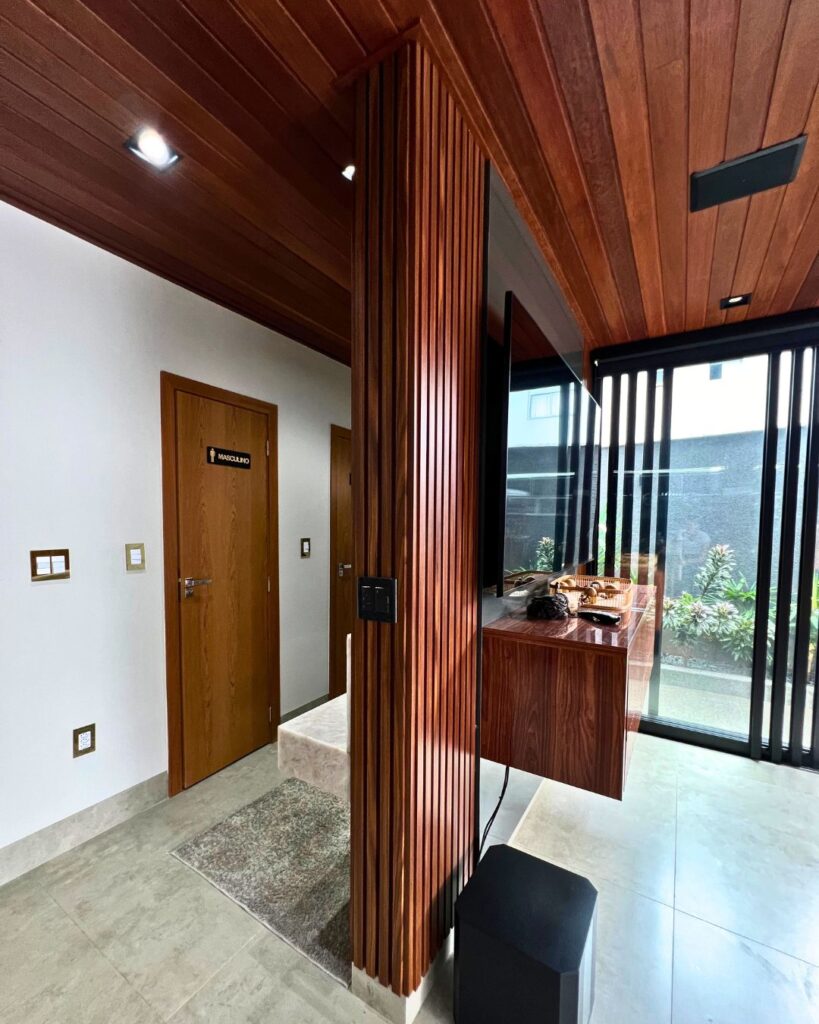 Esquadrias para porta, divisória e mais em casa no jardins madri em Goiânia, feitas pela Alumiter.