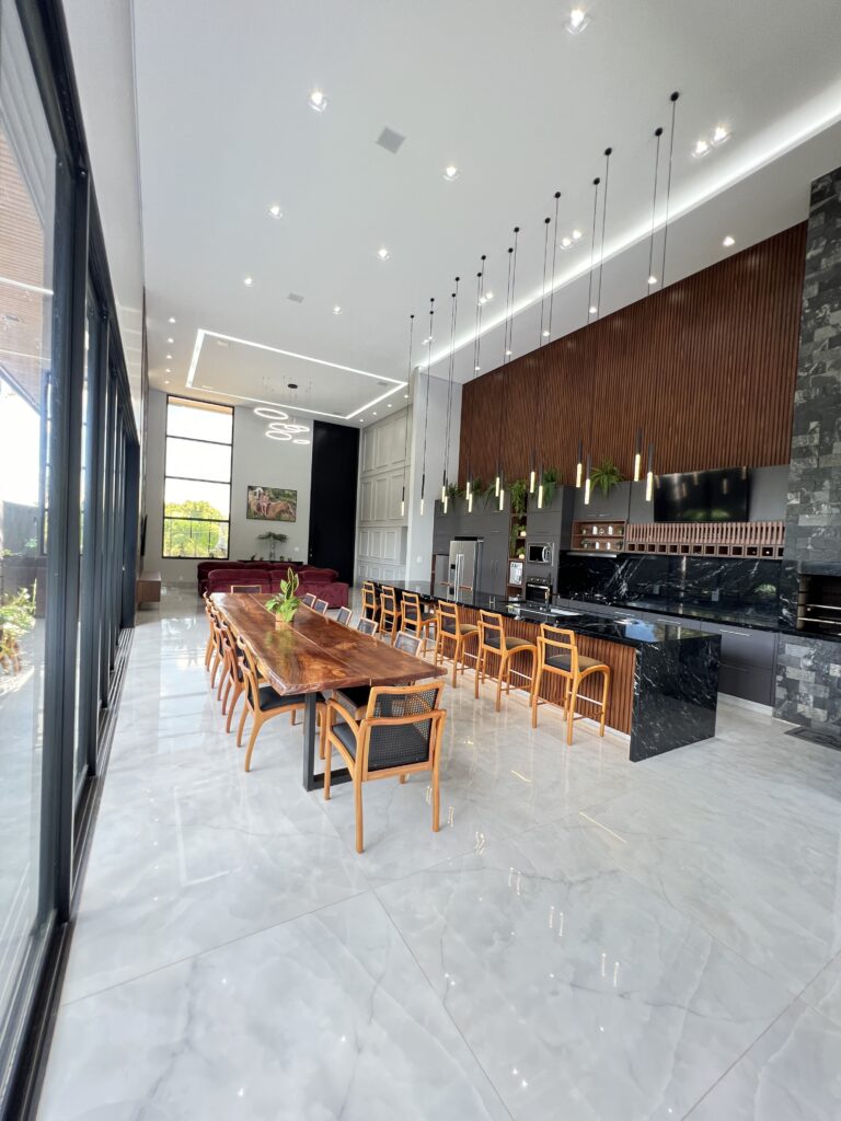 Sala de jantar no Condomínio Copacabana em Goiás. O brise na parede e as portas de correr de vidro foram feitas sob medida pela Alumiter.