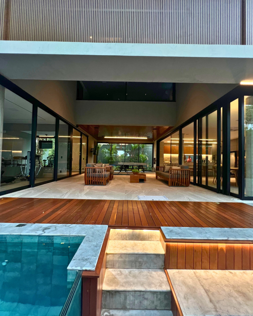 Casa em condomínio fechado no Jardins Lisboa, em Goiânia, com portas em alumínio preta feita pela Alumiter.